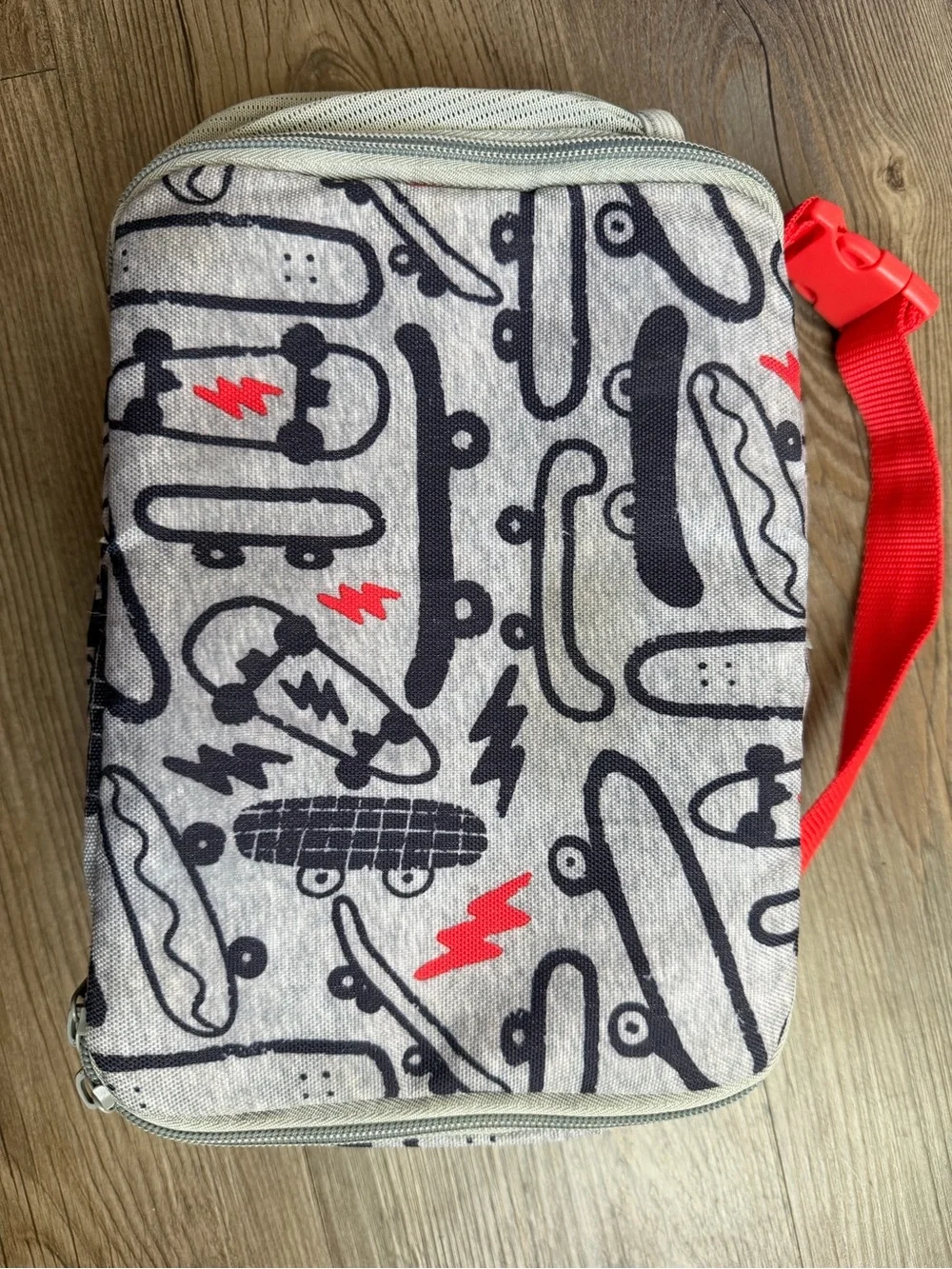 Cat & Jack Gray Skateboard Print Kids Lunch Bag with Red Strap